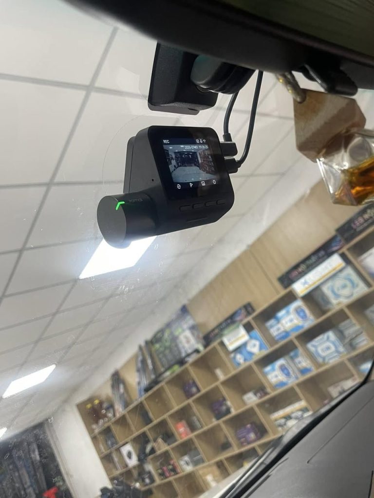 Camera hành trình 70mai A200 và màn hình Android OledPro X5